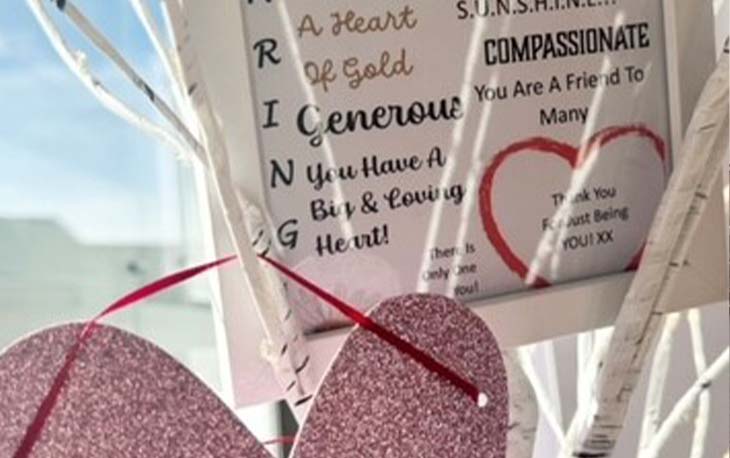 Picture of pink sparkly heart and photo frame at the back with kind words for mothers day.